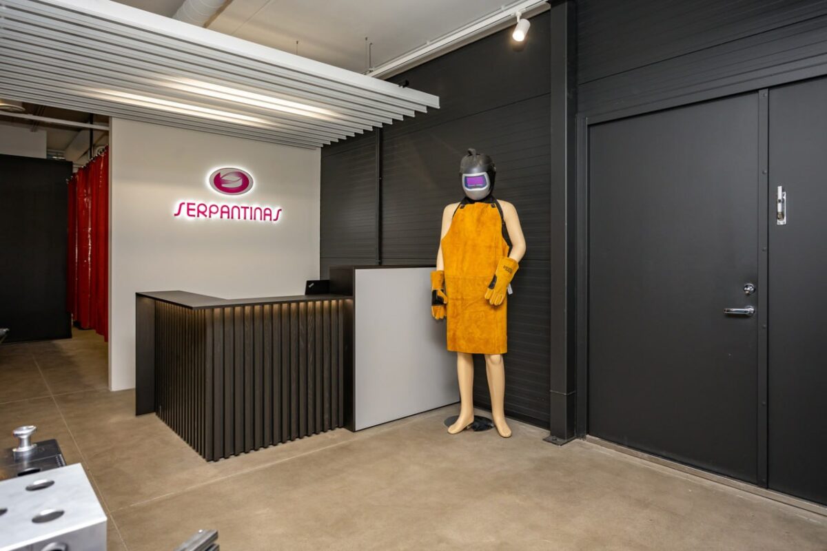 spacious auto repair workshop -1