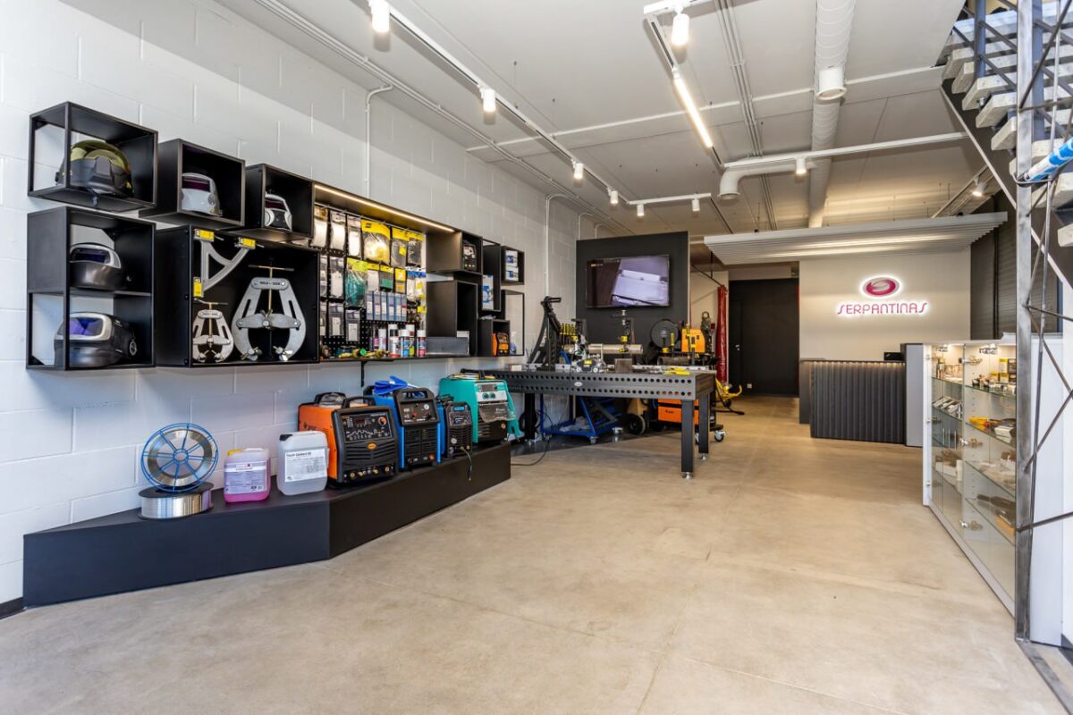 spacious auto repair workshop -2