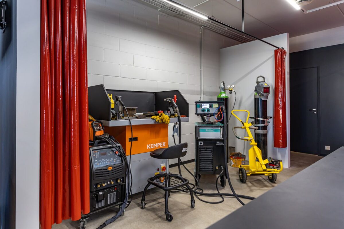 spacious auto repair workshop -3