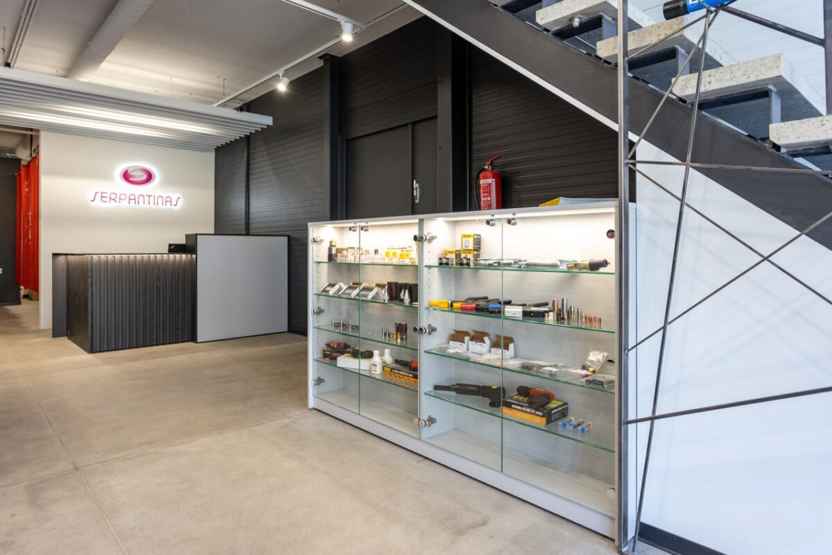 spacious auto repair workshop -4